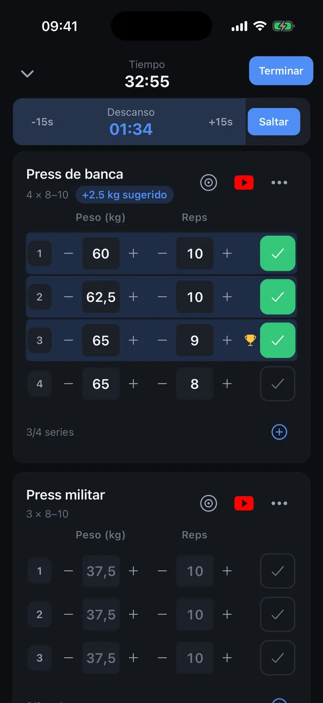 Pantalla de entrenamiento de Seryz: series de press de banca validadas, un récord de peso y el temporizador de descanso en marcha